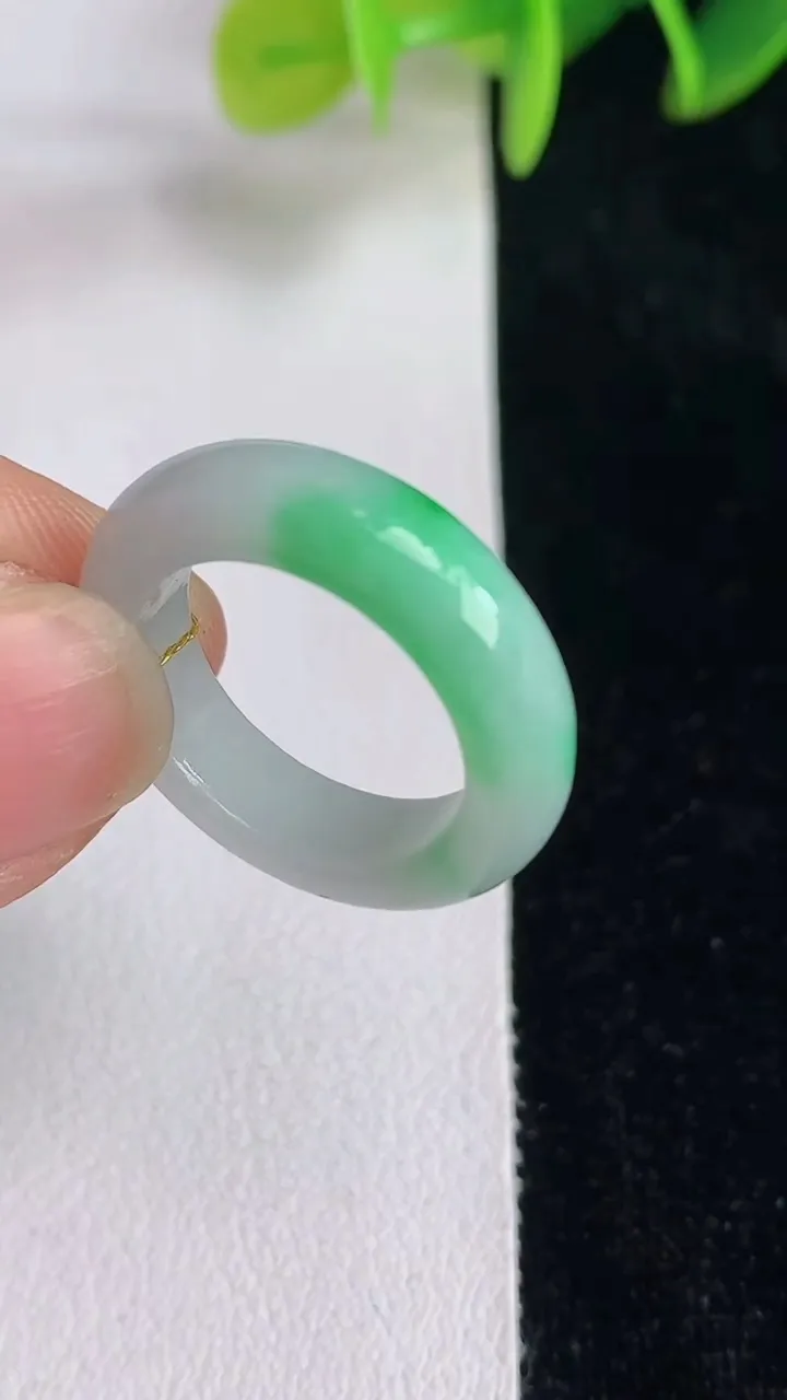 天然A货翡翠戒指指环，尺寸16.3-5-3.6，重量:3.30g2025年6月13日
工厂直销收藏佳