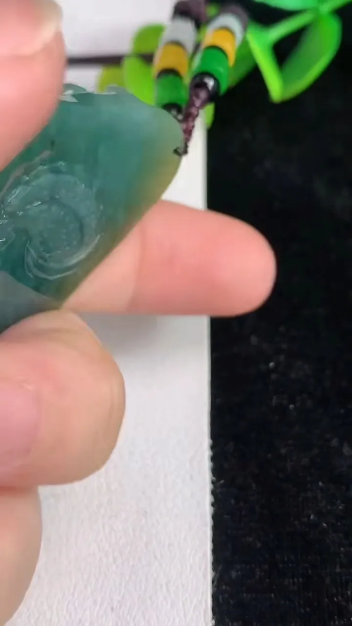 天然A货翡翠蓝水双彩龙牌吊坠，尺寸49-30-9，重:25.33g
6月13日