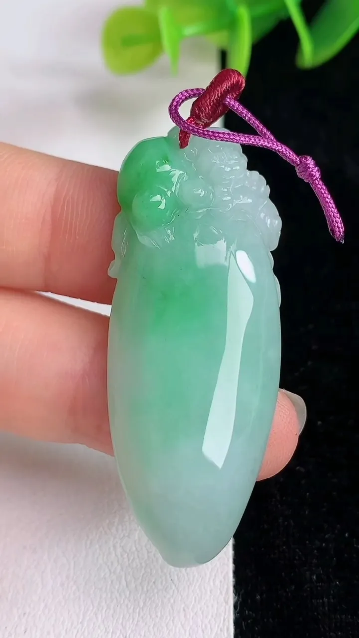 天然A货翡翠福瓜吊坠，尺寸45.6-18.6-7.4，重量:12.01g
6月13日