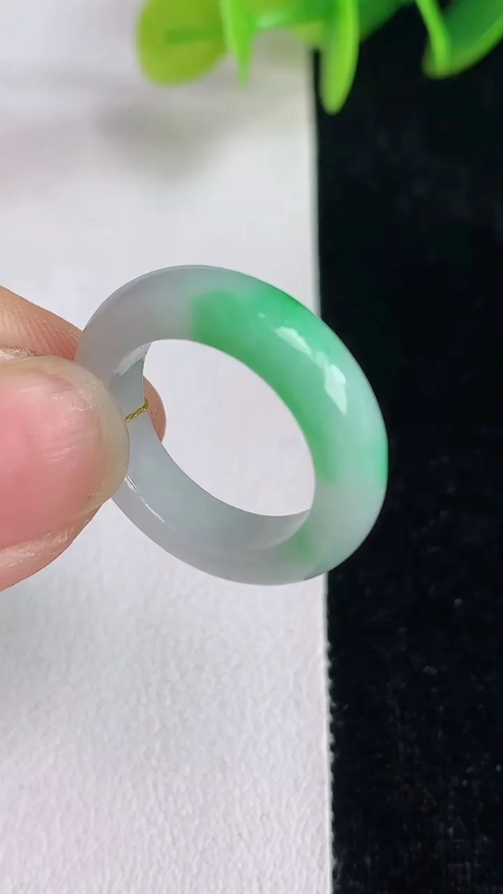 天然A货翡翠戒指指环，尺寸16.3-5-3.6，重量:3.30g2025年6月13日
工厂直销收藏佳品,种好水足，色泽均匀，有种有色，上手高大气！
