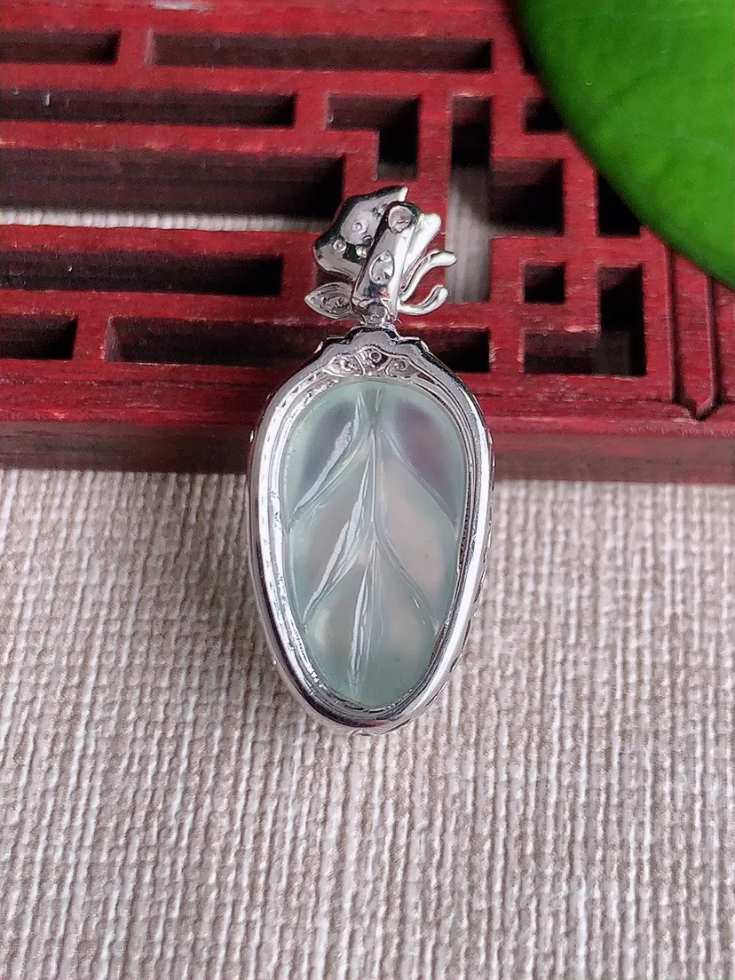 天然A货翡翠18K金伴白月光叶子金枝玉叶吊坠尺寸29.7×12.7×8.7裸石18×10m量2.80