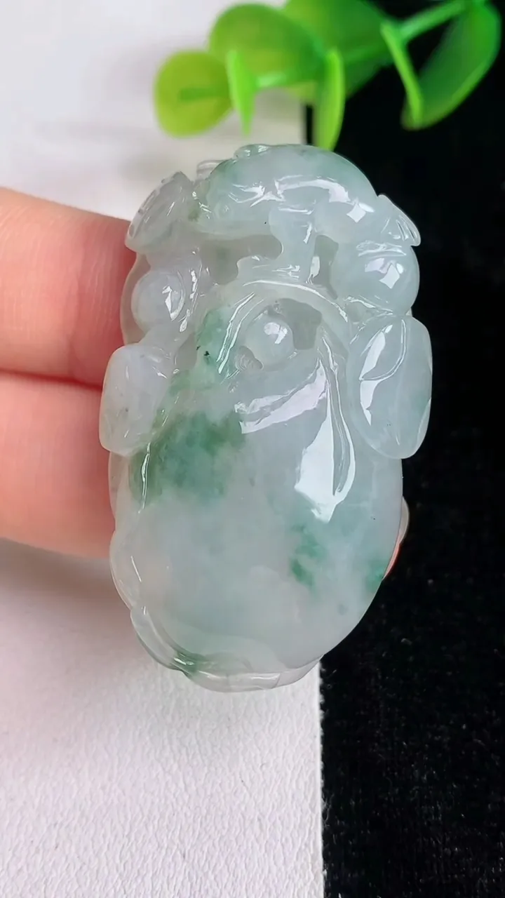 天然A货翡翠飘花福瓜吊坠，尺寸45.4-27.6-8.7，重量:22.17g
6月13日