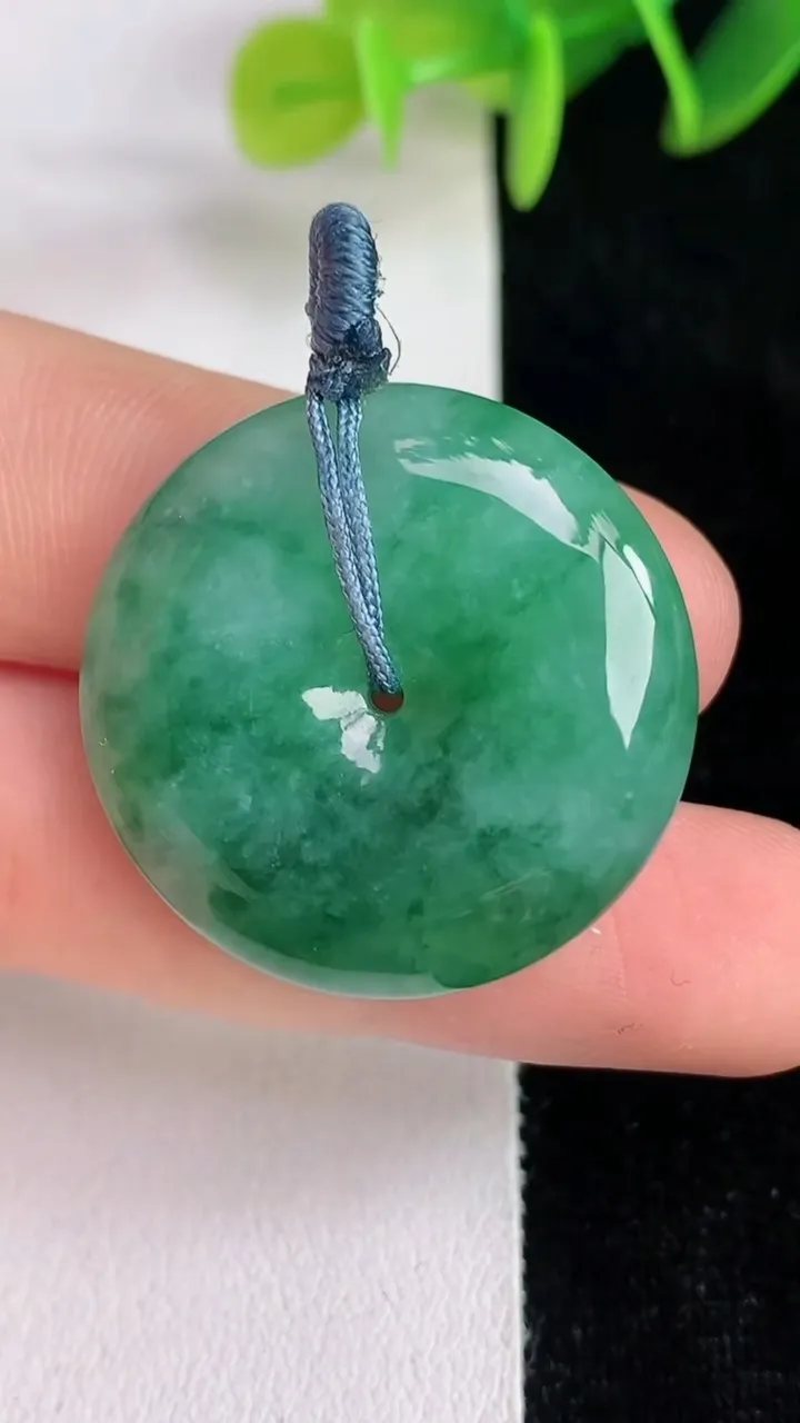 天然A货翡翠平安扣吊坠，尺寸27.7-6.2，重量:10.00g
6月13日