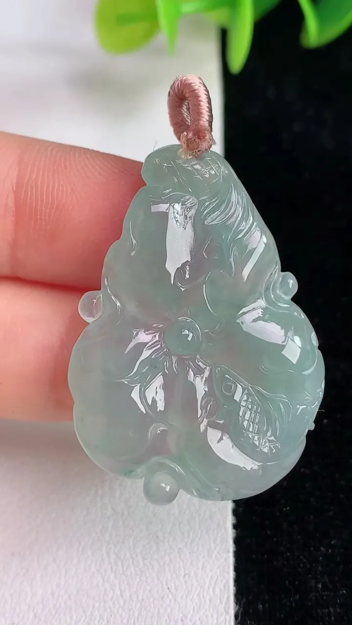天然A货翡翠飘花年年有余荷叶鱼吊坠，尺寸35.7-26-4.8，重量:7.34g
6月13日