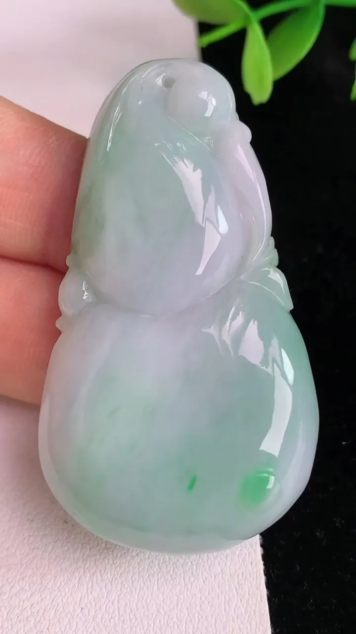 天然A货翡翠葫芦吊坠，尺寸55-31.5-9.4，重:33.65g
6月13日