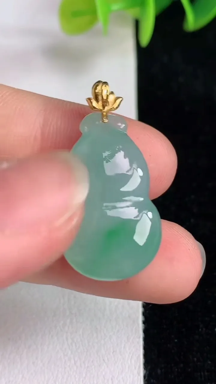 天然A货翡翠葫芦吊坠，尺寸24.3-14.7-9，重量:5.61g
6月13日