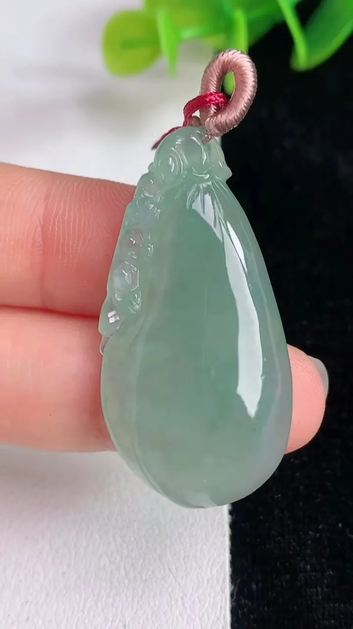 天然A货翡翠福瓜吊坠，尺寸34-19.4-5.6，重量:8.00g
6月13日