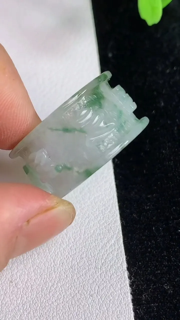天然A货翡翠飘花六字真言扳指 戒指，尺寸20-13-3.3，重:6.45g2025年6月13日
工厂直销收藏佳品,种好水足，色泽均匀，有种有色，上手高大气！