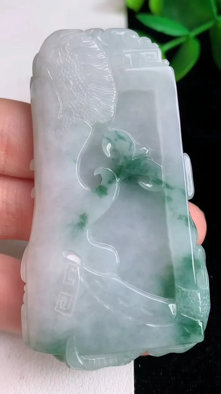 天然A货翡翠飘花龙牌吊坠，尺寸67.8-38.2-12.8，重:59.50g
6月13日