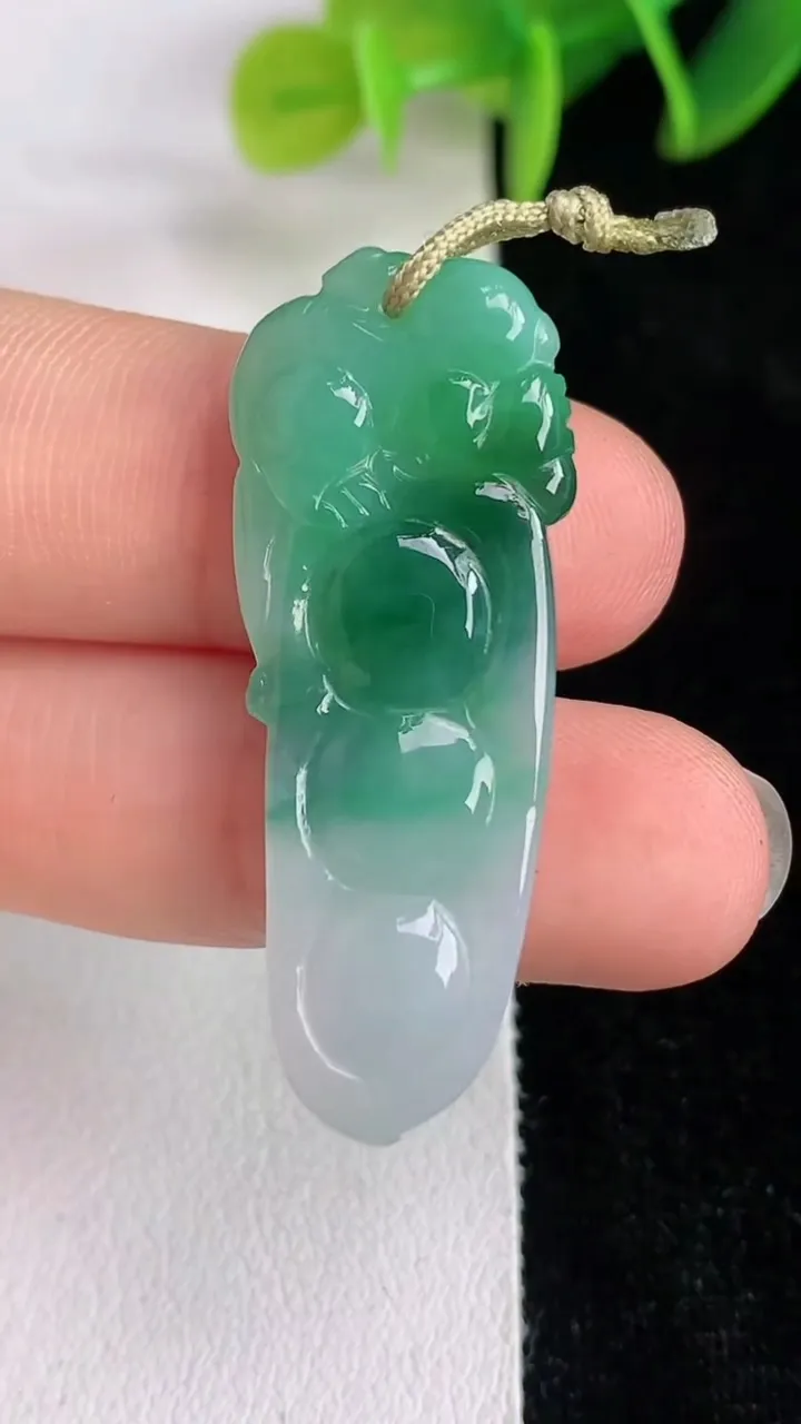 天然A货翡翠福豆吊坠，尺寸38.6-14.4-5.8，重量:5.11g
6月13日