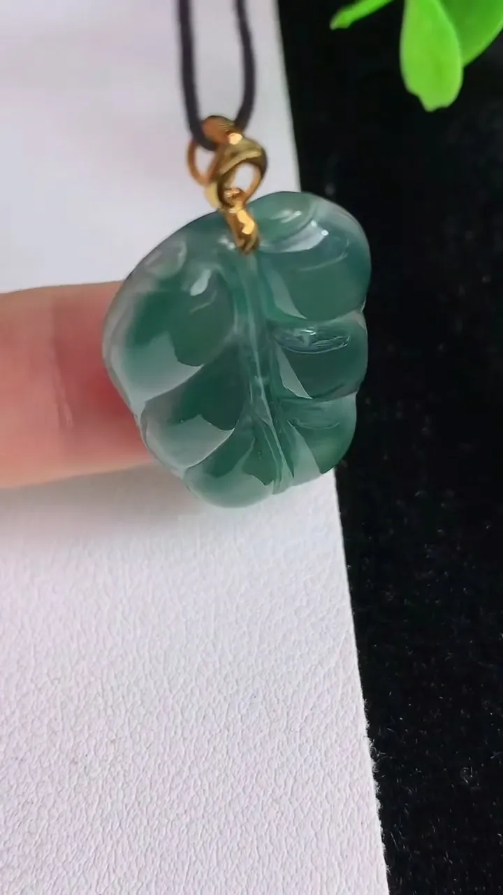 天然A货翡翠k金蓝水金枝玉叶 叶子吊坠，尺寸34-18.8-3.6，重:5.39g
6月13日
