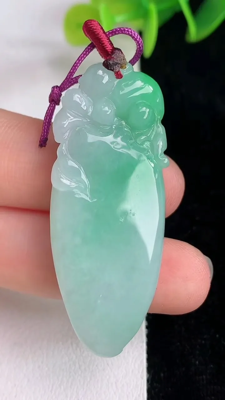 天然A货翡翠福瓜吊坠，尺寸45.6-18.6-7.4，重量:12.01g
6月13日