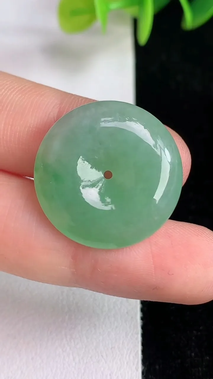 天然A货翡翠平安扣吊坠，尺寸22.3-5.3，重量:5.42g
6月13日