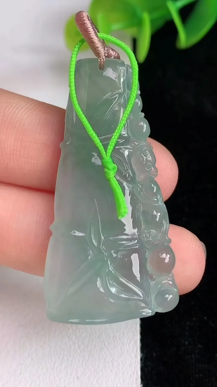天然A货翡翠节节高升竹节吊坠，尺寸44-22-4.8，重量:9.01g
6月13日