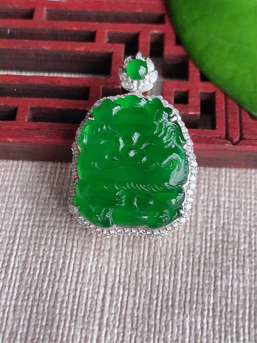 天然A货翡翠18K金伴满绿狮子吊坠尺寸29.2×19.3×8.6裸石19.8×16.7m量5.08g 0612