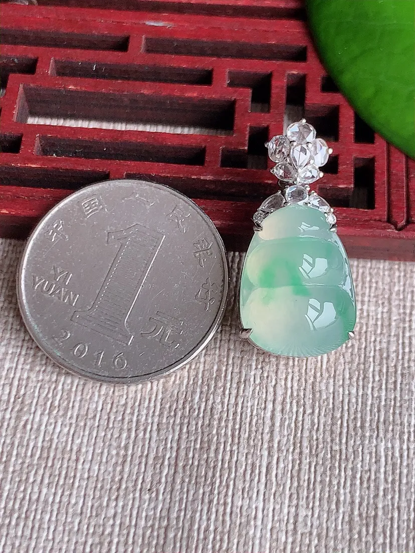 天然A货翡翠18K金伴飘绿四季豆福豆平安豆吊坠尺寸27×16.9×13×12m量5.94g 0612