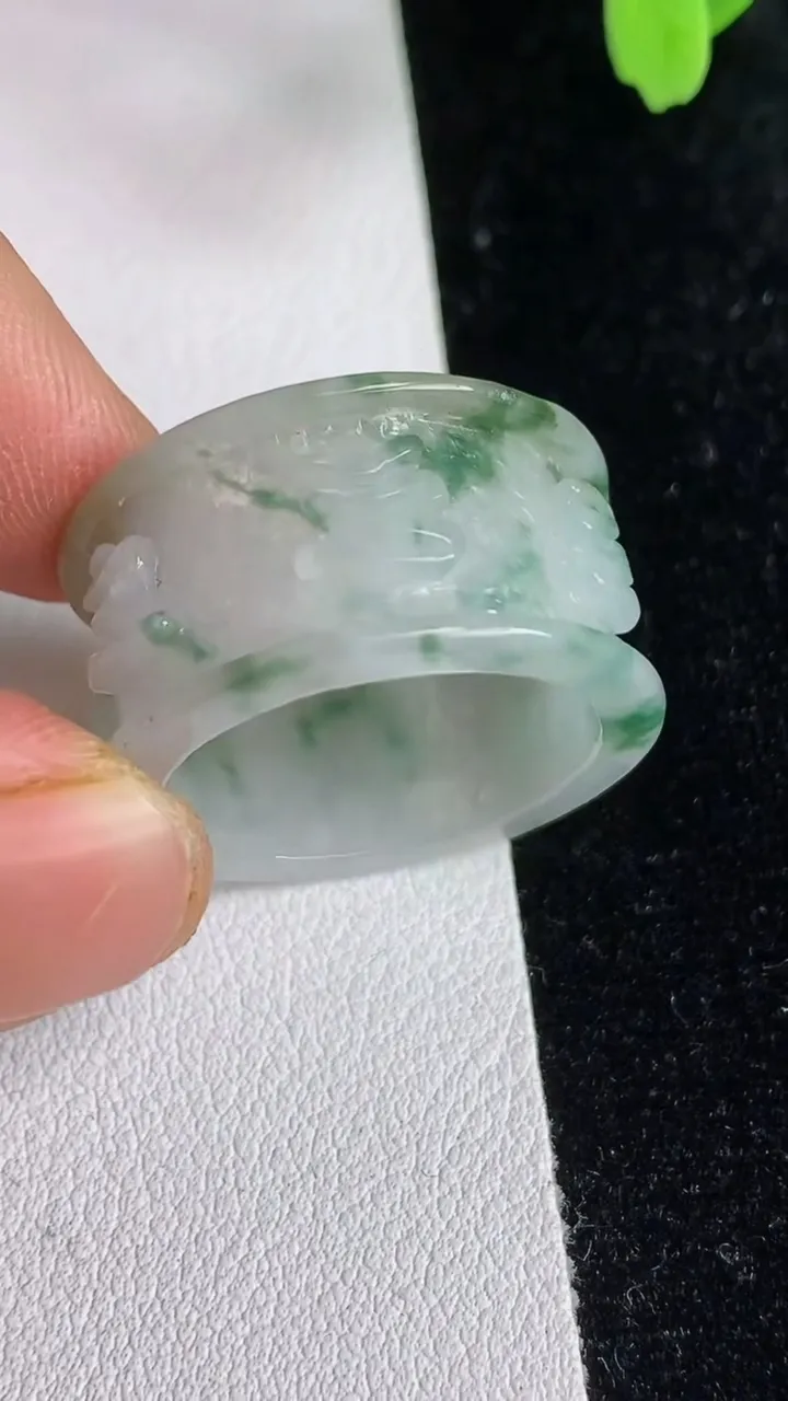 天然A货翡翠飘花六字真言扳指 戒指，尺寸20-13-3.3，重:6.45g2025年6月13日
工厂直销收藏佳品,种好水足，色泽均匀，有种有色，上手高大气！