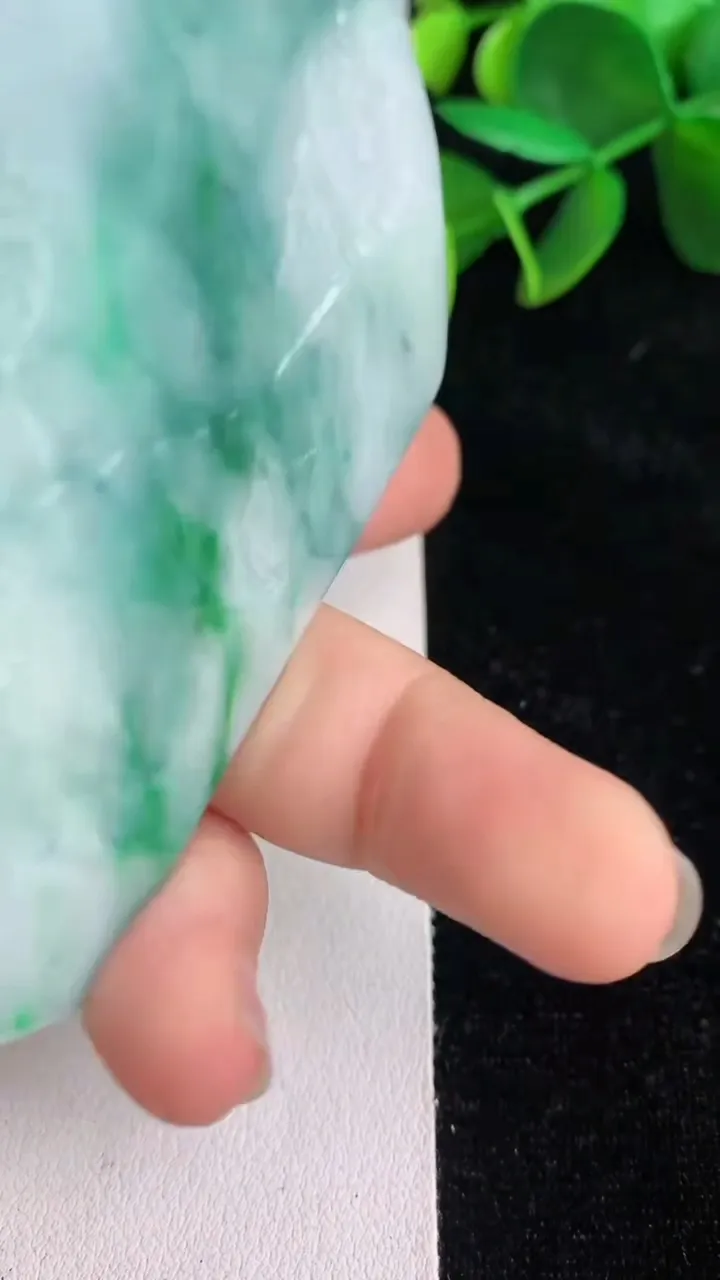 天然A货翡翠山水牌吊坠，尺寸73-54-11，重:95.95g
6月13日