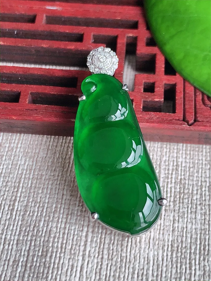 天然A货翡翠18K金伴满绿四季豆福豆平安豆吊坠尺寸39×32.3×14.4×6.7m量5.07g 0612