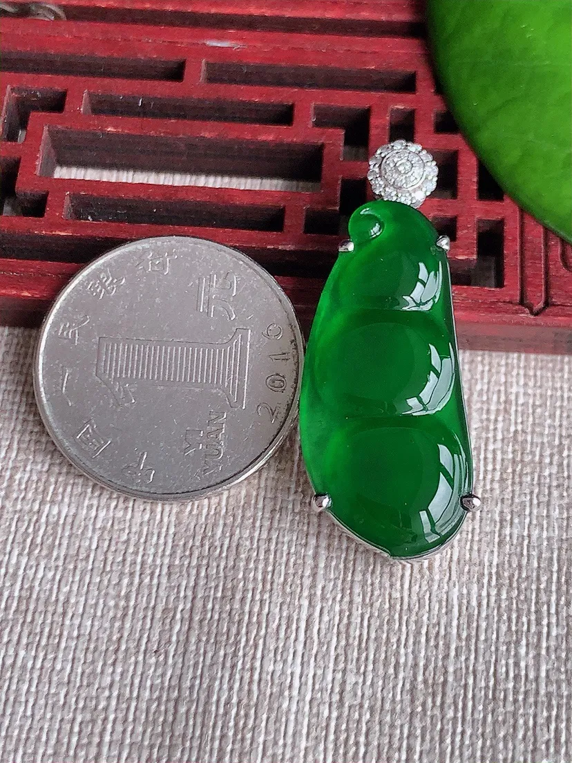 天然A货翡翠18K金伴满绿四季豆福豆平安豆吊坠尺寸39×32.3×14.4×6.7m量5.07g 0612