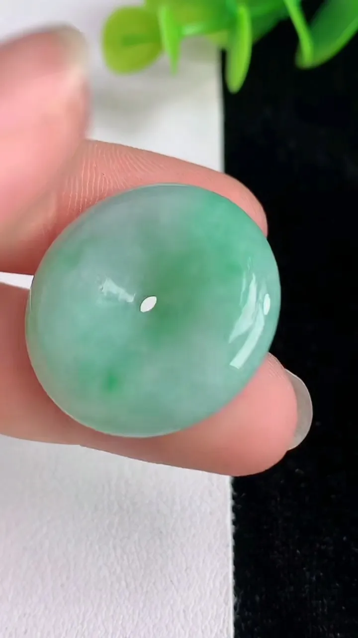 天然A货翡翠平安扣吊坠，尺寸25.4-5.6，重量:7.80g
6月13日
