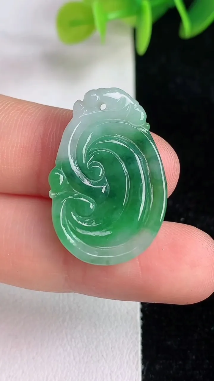 天然A货翡翠如意吊坠，尺寸26.6-17-3.6，重量:2.96g
6月13日