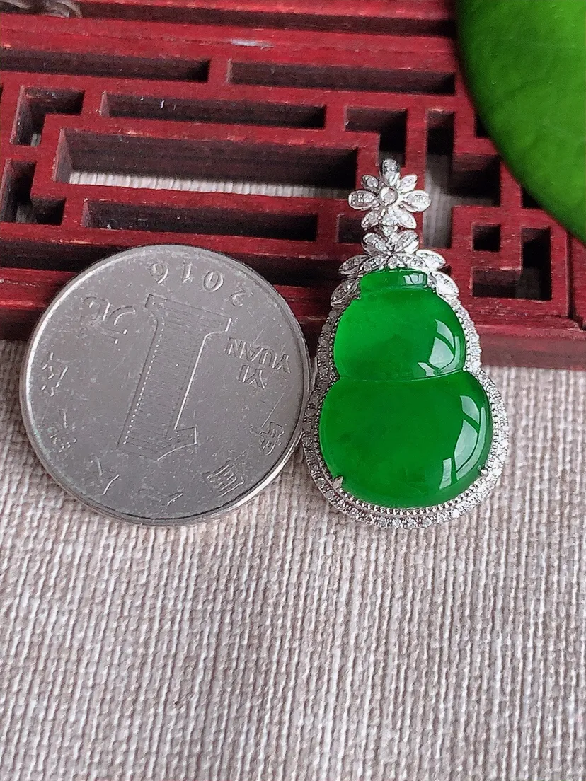 天然A货翡翠18K金伴满绿葫芦吊坠尺寸31.4×17×8裸石19.5×14m量3.64g 0612