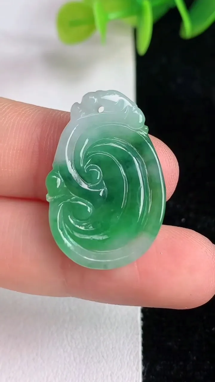 天然A货翡翠如意吊坠，尺寸26.6-17-3.6，重量:2.96g
6月13日