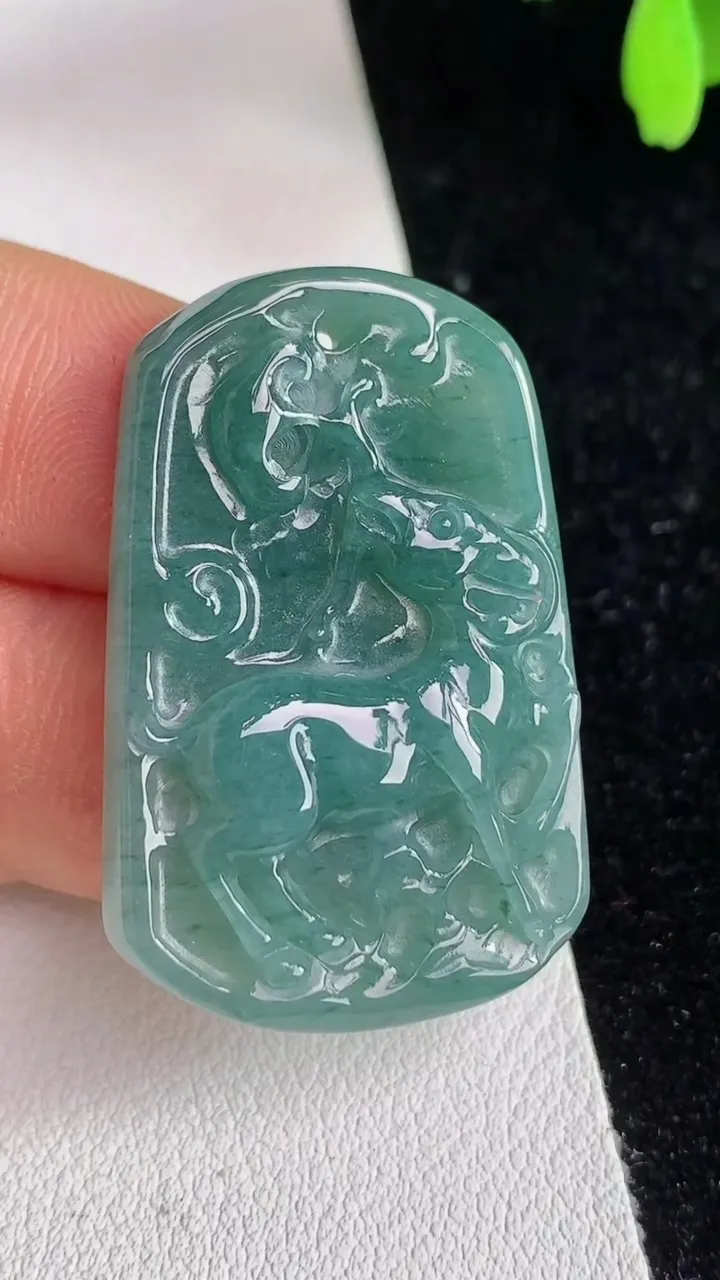 天然A货翡翠蓝水生肖羊吊坠，尺寸36.5-23.6-5.7，重:9.20g
6月13日