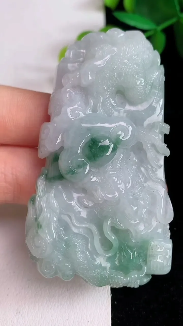 天然A货翡翠飘花龙牌吊坠，尺寸67.8-38.2-12.8，重:59.50g
6月13日
