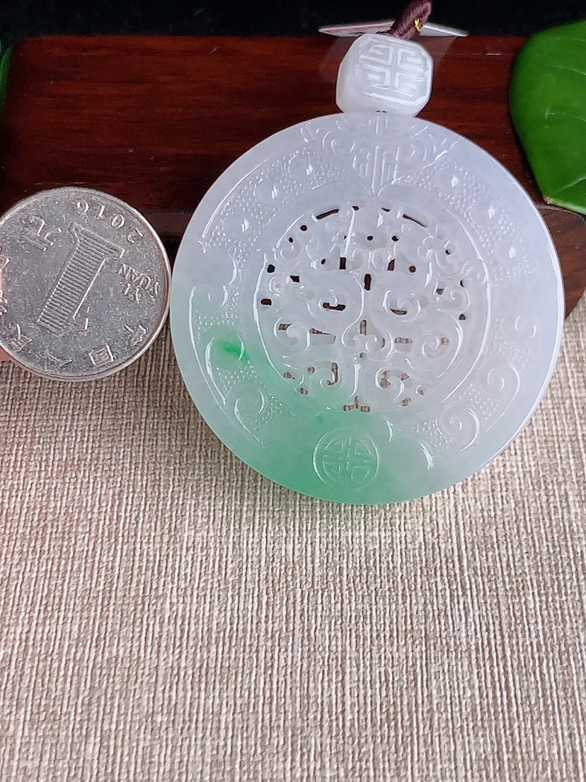天然A货翡翠飘绿仿古龙牌吊坠尺寸50×8m量48.86g 0612
