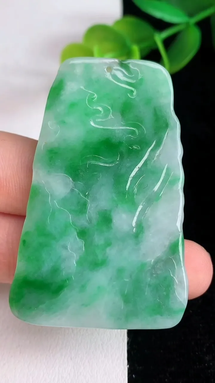 天然A货翡翠龙牌吊坠，尺寸53-35-5，重:16.34g
6月13日