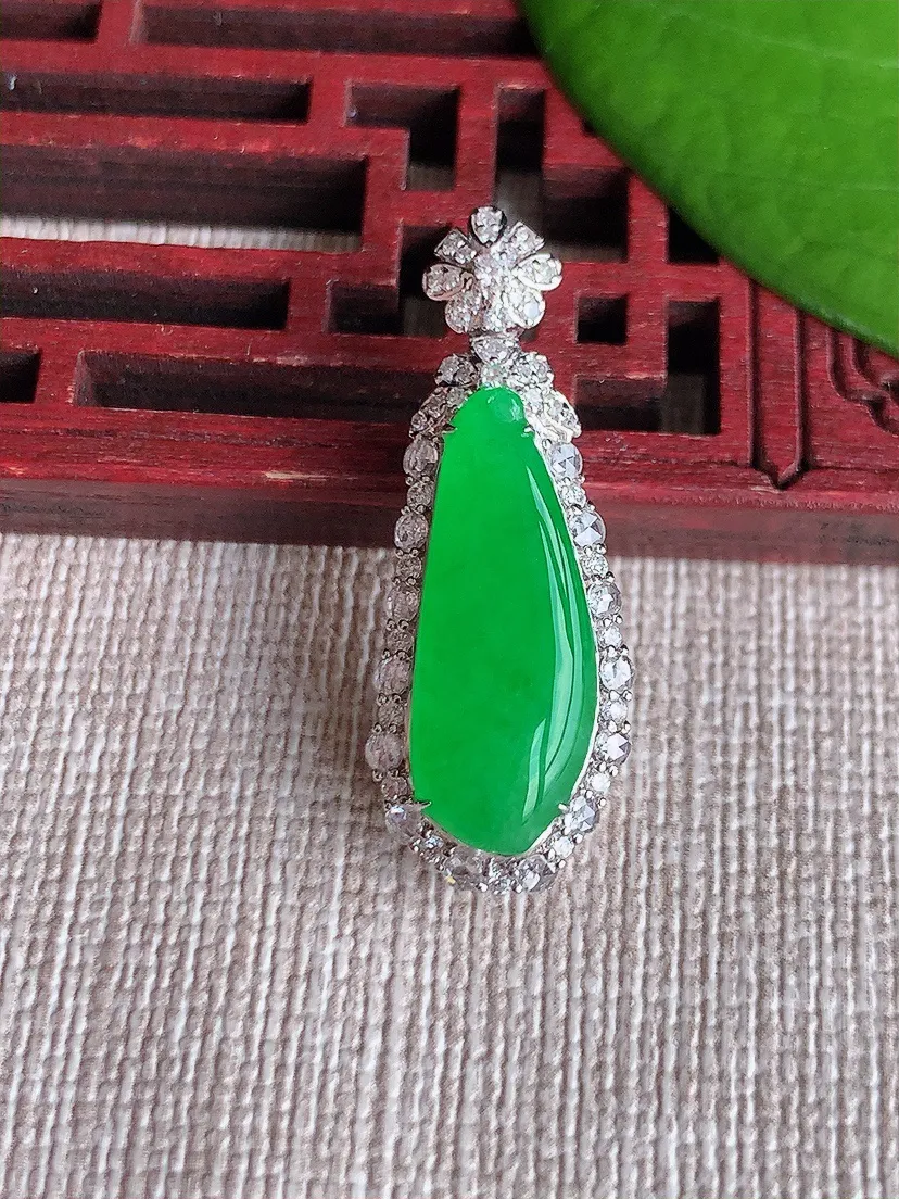 天然A货翡翠18K金伴阳绿福瓜吊坠尺寸30.6×11.3×9裸石20×7.4m量3.85g 0611