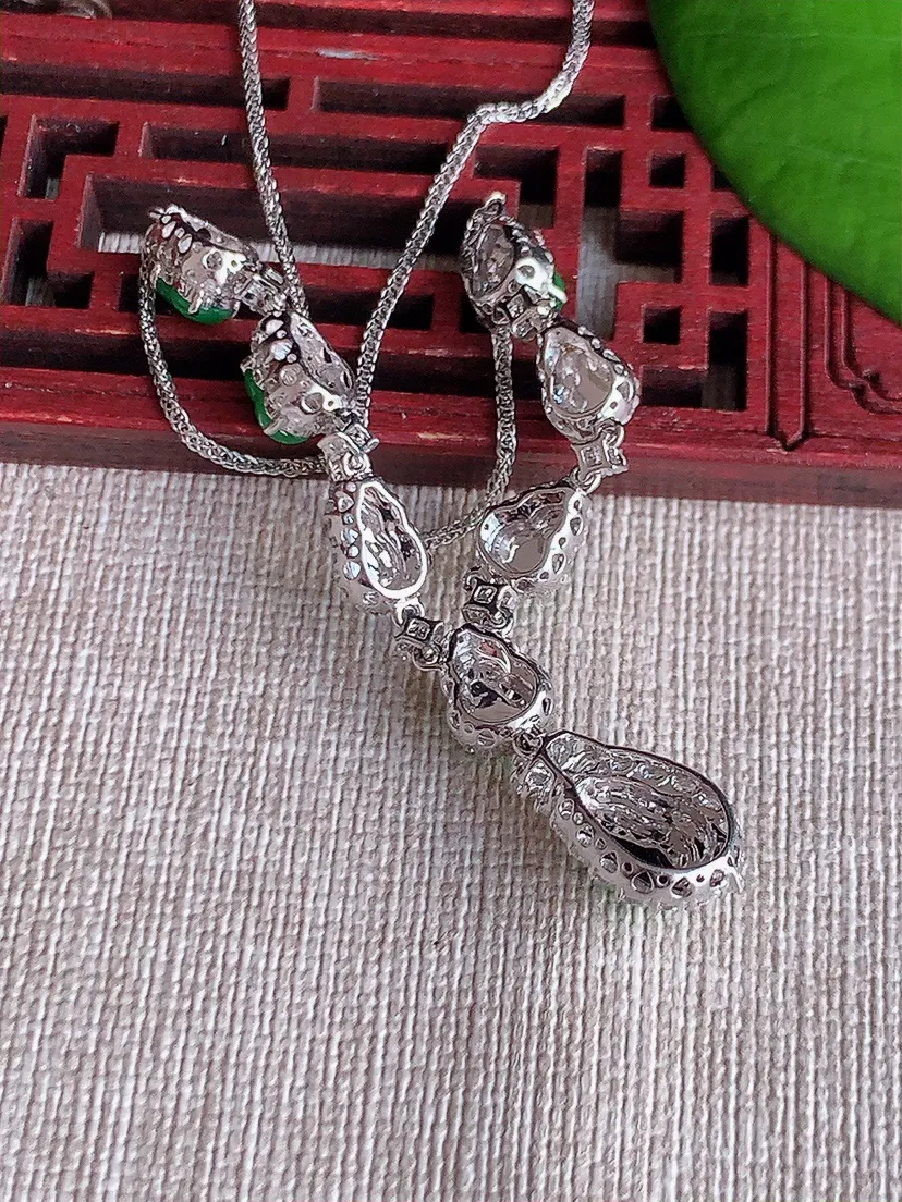 天然A货翡翠冰种18K金伴钻镶嵌阳绿葫芦项链 尺寸7.7×5.4×6.5mm 重量8.16g 0611