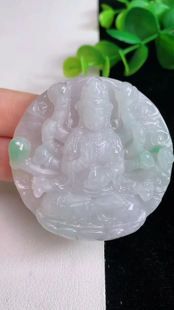 天然A货翡翠千手观音吊坠，尺寸51.8-10.8，重量:51.55g
6月13日