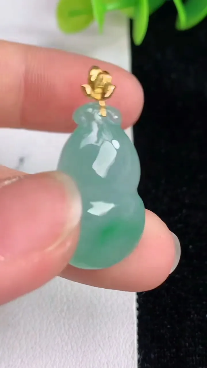 天然A货翡翠葫芦吊坠，尺寸24.3-14.7-9，重量:5.61g
6月13日