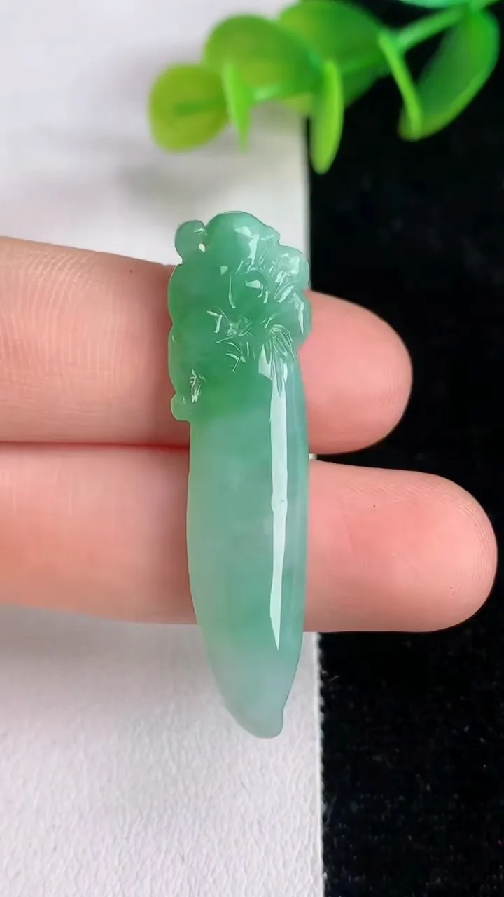 天然A货翡翠福瓜吊坠，尺寸40.2-9.3-5.2，重量:4.07g
6月13日