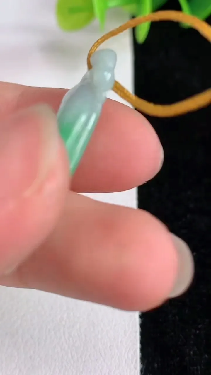 天然A货翡翠如意吊坠，尺寸33-16.3-4，重量:3.61g
6月13日