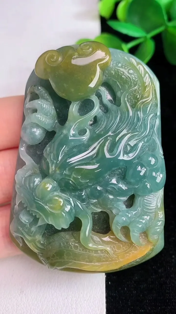 天然A货翡翠蓝水双彩龙牌吊坠，尺寸66-46-15，重:73.22g
6月13日