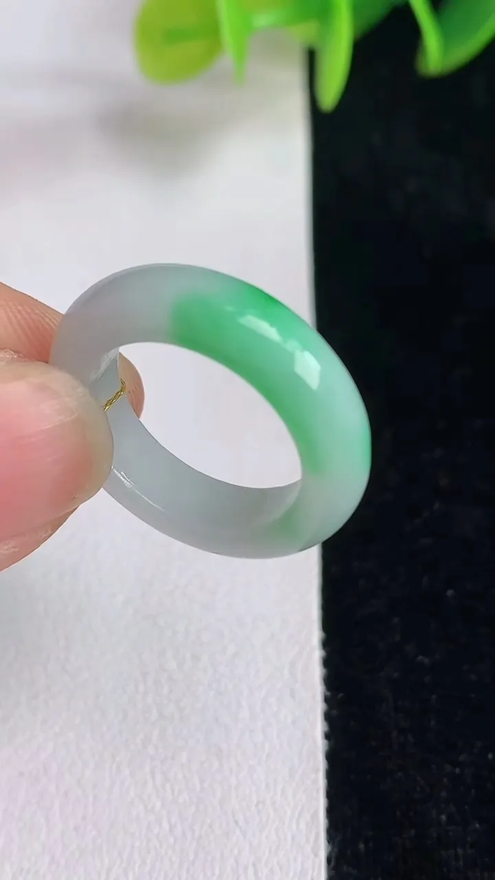 天然A货翡翠戒指指环，尺寸16.3-5-3.6，重量:3.30g2025年6月13日
工厂直销收藏佳品,种好水足，色泽均匀，有种有色，上手高大气！