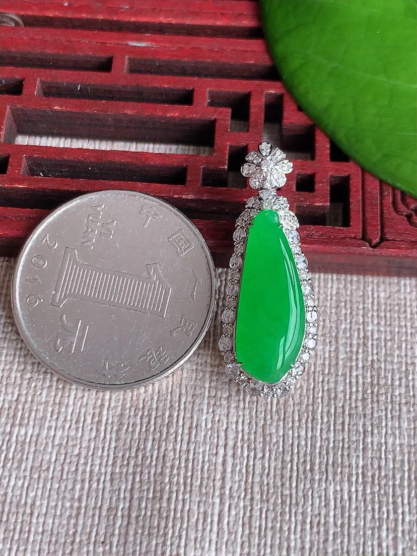 天然A货翡翠18K金伴阳绿福瓜吊坠尺寸30.6×11.3×9裸石20×7.4m量3.85g 0611
