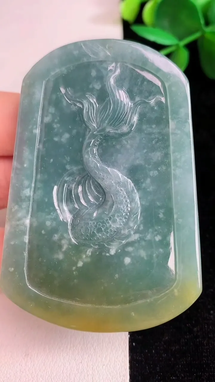 天然A货翡翠蓝水双彩龙牌吊坠，尺寸66-46-15，重:73.22g
6月13日