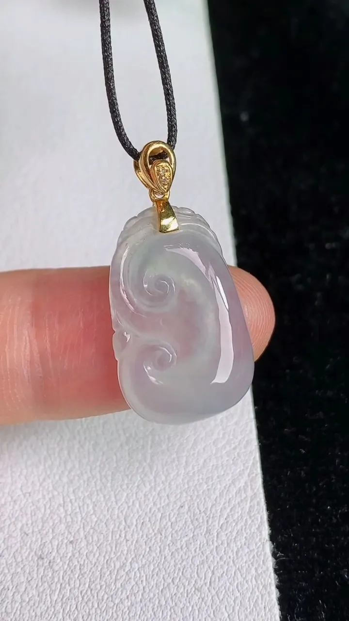 天然A货翡翠白冰如意吊坠，尺寸20.5-12.2-3.3，重:2.24g
6月13日