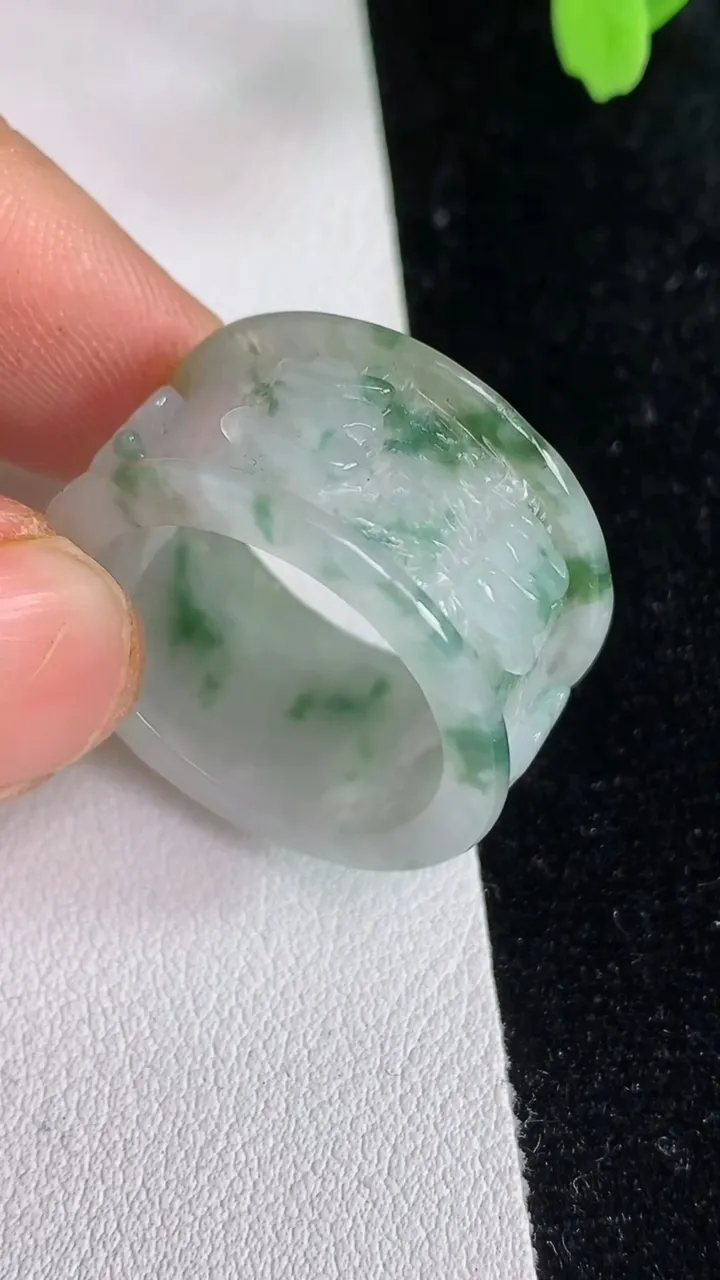 天然A货翡翠飘花六字真言扳指 戒指，尺寸20-13-3.3，重:6.45g2025年6月13日
工厂