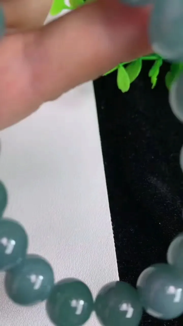 天然A货翡翠货蓝水圆珠手串17颗，尺寸12，重:49.66g6月13日
工厂直销收藏佳品,种好水足，色泽均匀，有种有色，上手高大气！
