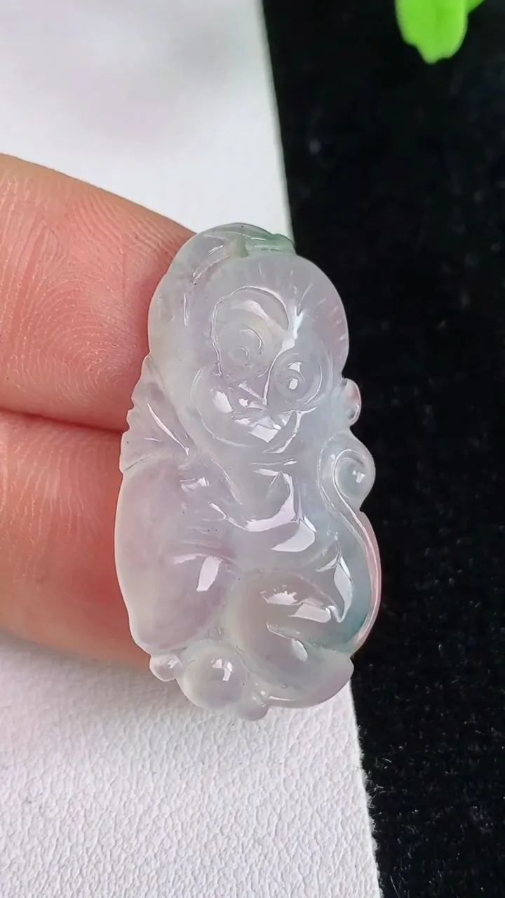 天然A货翡翠冰种飘花生肖猴吊坠，尺寸32.8-18.2-4.8，重:4.84g
6月13日