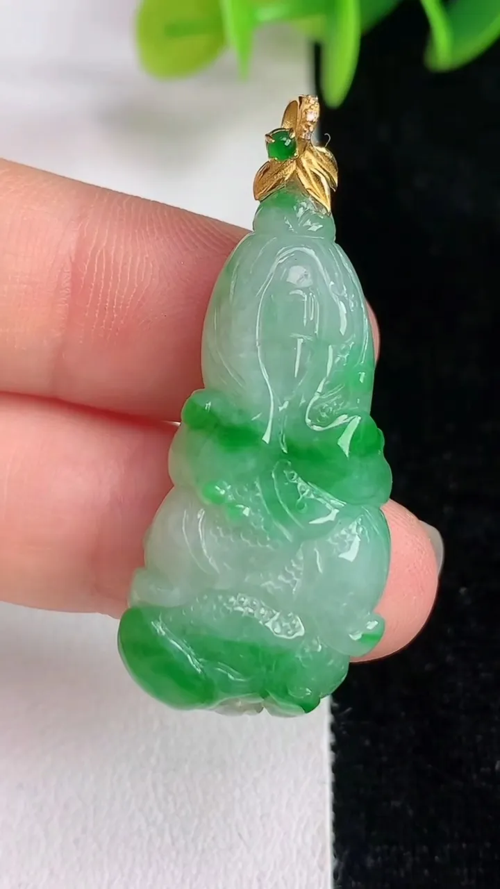 天然A货翡翠白菜吊坠，尺寸35.8-17.2-8，重量:8.22g
6月13日