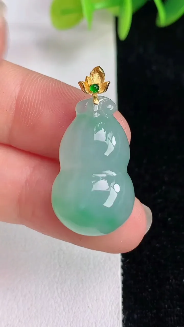 天然A货翡翠葫芦吊坠，尺寸24.3-14.7-9，重量:5.61g
6月13日