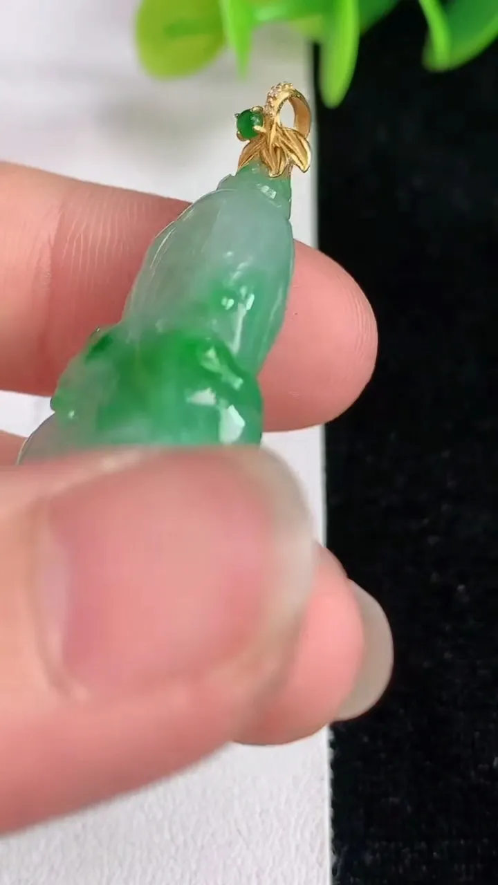 天然A货翡翠白菜吊坠，尺寸35.8-17.2-8，重量:8.22g
6月13日