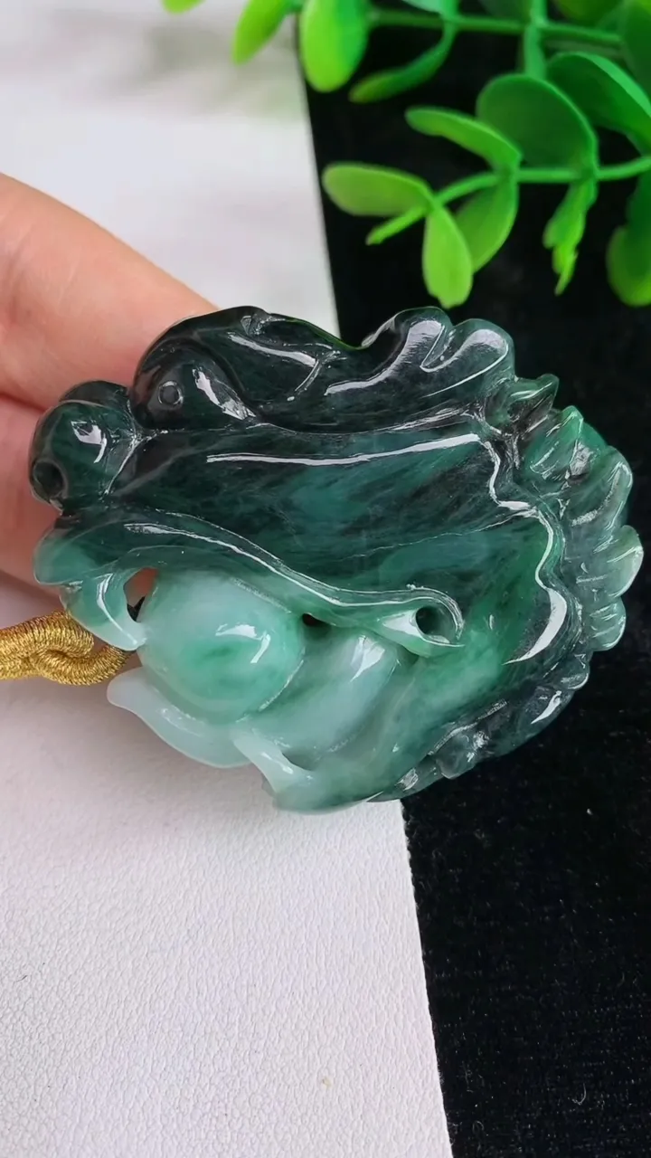 天然A货翡翠麒麟吊坠，尺寸54-48-14.5，重:67.31g
6月13日